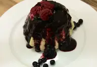 Panna cotta cu topping de fructe de padure raw