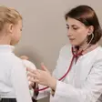 Frica de doctor nu dispare singură. Iată ce funcționează cu adevărat înainte de consultul pediatric