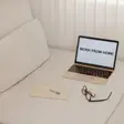 Setup-ul perfect pentru work from home: cum să reduci durerile de ochi când stai 8 ore la laptop folosind lumina de fundal