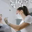 Gingiile îți sângerează la periaj? De ce nu trebuie să ignori acest semnal