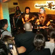Concert Compact in Scotish Pub