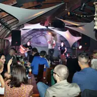 Concert de cover-uri cu Cristian Iacob Unplugged la Arqa