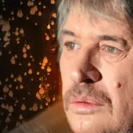 Te uita cum ninge decembre