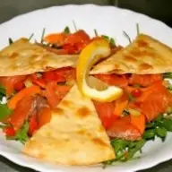Salata somon fume