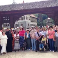 Excursie la Manastirea Prislop pentru tinerii dizabilitati intelectuale de la Fundatia Pentru Voi