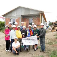Voluntarii CevaDeSpus construiesc
