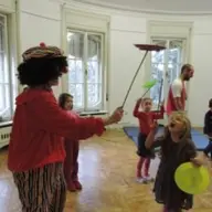 Atelier de Circ: initiere in franceza prin jonglerii, acrobatii, prezenta scenica