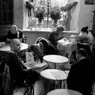 Expozitie foto „Kaffeehaus-Kultur” si muzica live: Hans Hochheim, Andrei Ciuleac si Remus Turcu