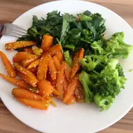 Morcovi prajiti cu broccoli si salata de frunze de telina