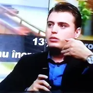Tinerii din Romania saluta adoptarea legii voluntariatului