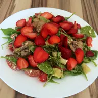 Salata cu capsuni si branza de capra