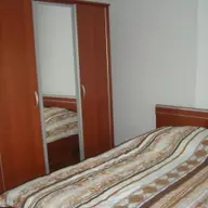 Inchiriez 1 camera cu 400 lei in apartament de 3 camere