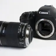 Canon EOS 7D body + 18-135 mm + MeiKe 7D grip