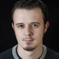 Dincolo de scena cu artistul plastic Benedek Levente