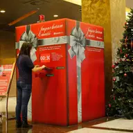 Iulius Mall impacheteaza emotii. Vino cu orice ziar si primesti in dar o hartie de ambalat cadouri