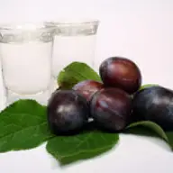 Palinca (tuica) de prune de vanzare