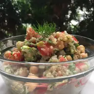 Salata mixta cu naut si quinoa