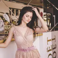 Rochiile de cocktail: renunţa la negru şi optează pentru ceva extravagant