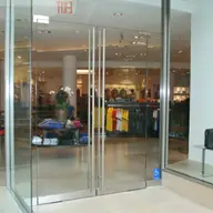 Succesul magazinului tau: afla cum sa alegi vitrine de magazin