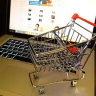Numărul de oameni care fac cumpărături online este în creștere