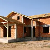 Constructii case la rosu