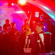 Electroruga de Buzad a debutat în forță, cu Sofa Surfers