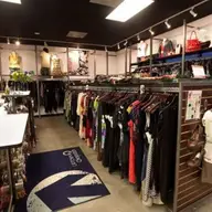 Stiai ca romancele cumpara tot mai multe haine second-hand?