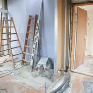 Cum izolezi fonic locuinţa: 3 sfaturi utile