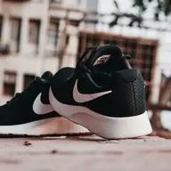 4 pantofi casual de vară pentru bărbații moderni