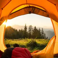 3 lucuri elementare pe care trebuie sa le ai cu tine cand pleci intr-o drumetie