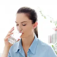 Hidratarea pe timp de vară: Câtă apă trebuie să consumăm zilnic?