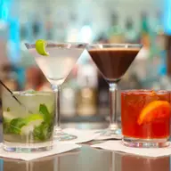 10 cocktailuri cu sampanie pe care le prepari in mai putin de 10 minute!