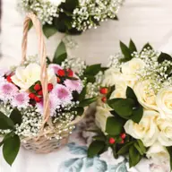 De Crăciun, dăruiește cele mai frumoase coșuri cu flori de la o florărie online!