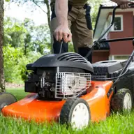 Masina de tuns iarba: electrica sau pe benzina? Afla cum sa faci cea mai buna alegere pentru gradina ta!