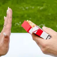 18 riscuri la care te predispun fumatul și obezitatea