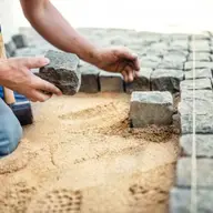 Ce trebuie sa stii despre firma de constructii care iti monteaza pavajul