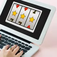 Ce cazinouri online îți oferă rotiri din partea casei la înscriere?