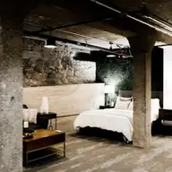 Amenajarea unui dormitor în stil industrial: 7 caracteristici
