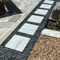 5 idei spectaculoase pentru amenajarea gradinii cu placi de marmura