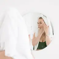 5 trucuri pentru îngrijirea tenului acneic