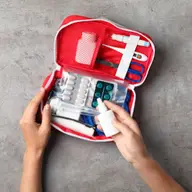 Obiecte și medicamente din kit-ul de prim ajutor pentru concediul cu familia