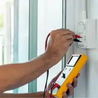 3 semne ale unei instalatii electrice defecte