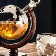 Un decantor Glob Pamantesc cu o corabie de sticla în interior. Ce poate fi mai original?