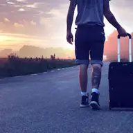 Cu mașina sau cu avionul în vacanță? Avantaje și dezavantaje pentru fiecare opțiune
