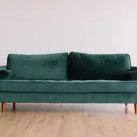 Ce materiale să alegi pentru tapițeria canapelei: stofă, piele, catifea?