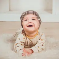 De la câte luni stă bebe în scaun de masă?
