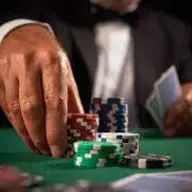 Blackjack sau poker? Care joc ți se potrivește mai bine