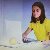 Cum să-ți organizezi masa de birou pentru a fi mai productiv: 3 trucuri