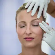 Pleoapele căzute și blefaroplastia: soluția pentru un aspect întinerit