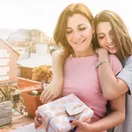 Nu te pripi să alegi un cadou nepotrivit pentru mama ta. Vezi aceste idei pentru ziua ei